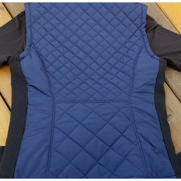 SOLD Lot of (4) Vests assorted size colors - Picture 7 of 9